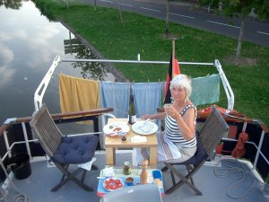 Foto: Esstisch auf dem Achterdeck