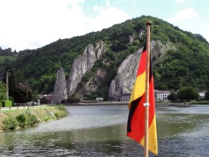 Foto: Felsmassiv am Lauf der Mass