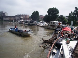 Foto: Barkasse im Treibgut