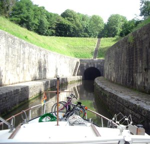 Foto: Tunnel von Saint Albin an der Sane